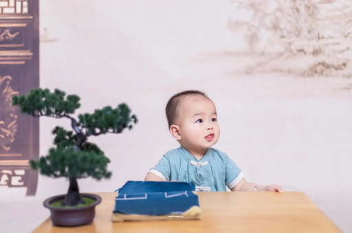 中国澳门怀孕肚子中间凹两边凸